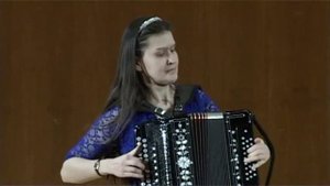 И поёт мне в землянке гармонь..