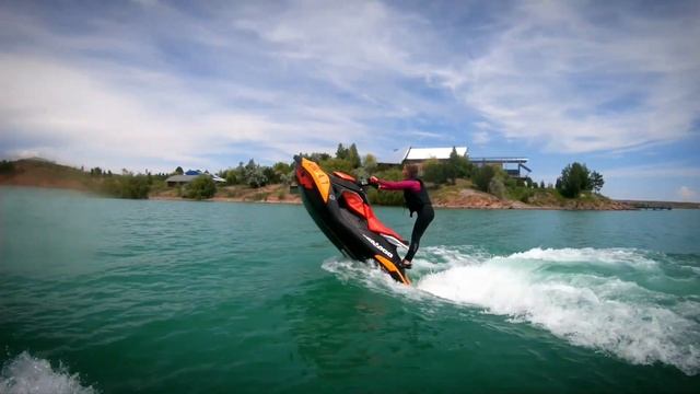 Девушка на гидроцикле Spark Trixx. Капчагайское водохранилище.