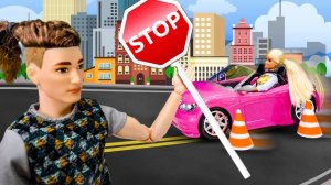 Видео про игры в Куклы Барби - Машина Барби в автомастерской! Барби выбирает новую машину