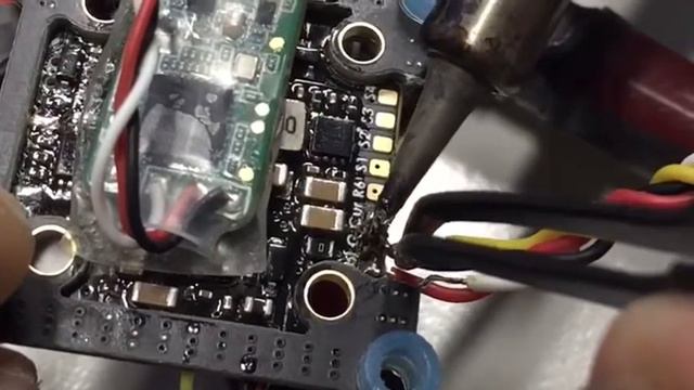 Припаять видеопередатчик (VTX) к полётному контроллеру смотреть онлайн