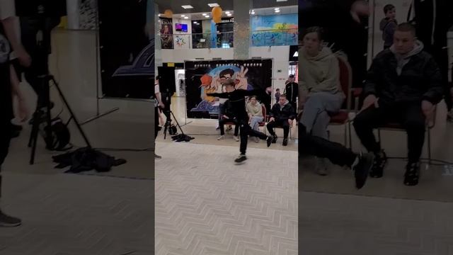 break dance battle. Брейк-данс баттл продолжается