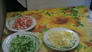 САЛАТ ИЗ КРАБОВЫХ ПАЛОЧЕК КУКУРУЗЫ И ОГУРЦА. САЛАТ ИЗ КРАБОВЫХ ПАЛОЧЕК  НА НОВЫЙ 2020 ГОД.