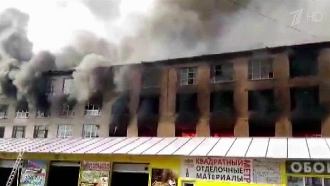 В Смоленске почти 12 часов боролись с крупным пожаром на трикотажной фабрике