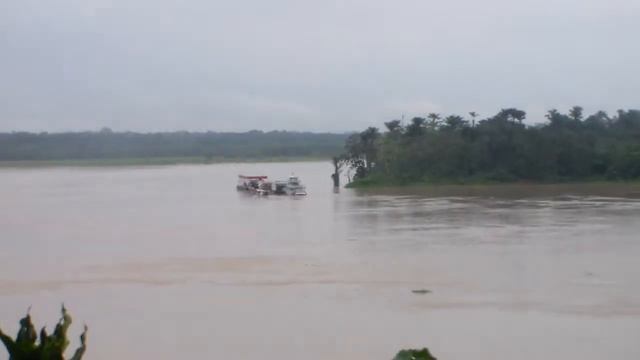 Rebocador com dificuldade de fazer a curva no rio Juruá em frente da cidade de Juruá, Amazonas. (1) смотреть онлайн