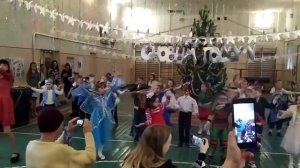Новогодний танец Малыши 1 класс