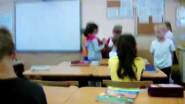 Девочка защищает девочку