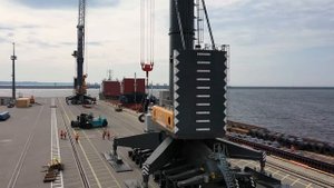 Перевалка стали в порту "Бронка"