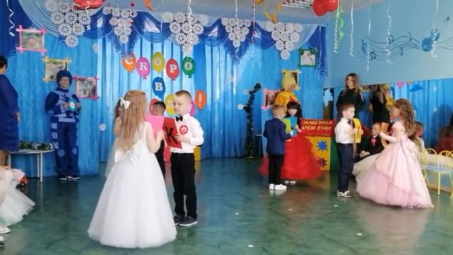 Праздник букваря в 1 классе. Футаж прощание с букварем. Дружба с букварем видео. Буква на голову на праздник букваря. Школа 2073 вороново.