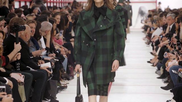 Maria Grazia Chiuri's Interview - Dior Autumn-Winter 2019-2020 show смотреть онлайн