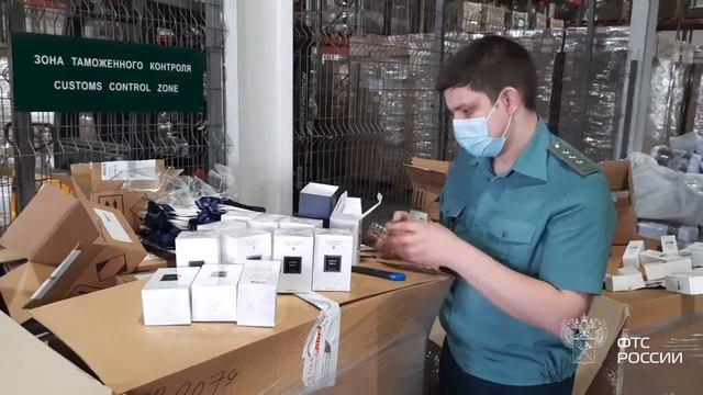 Санкт-Петербургская таможня пресекла незаконный ввоз партии парфюмерно-косметической продукции