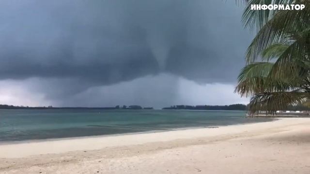 Удивительные кадры! Водяные торнадо на Багамских островах,шторм 2021,водяной смерч,катаклизмы,база