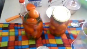 Консервированные помидоры с бархатцами.