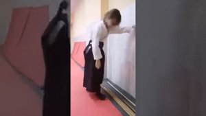 как правильно надевать хакаму и что это  такое?)