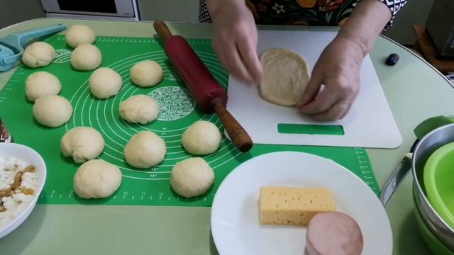 Как приготовить из дрожжевого теста вкусные, сдобные пироги. Пироги с творогом и варёной сгущёнкой.