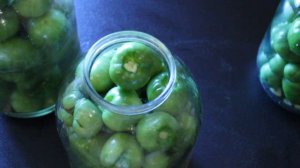 Зеленые помидоры с чесноком на зиму.