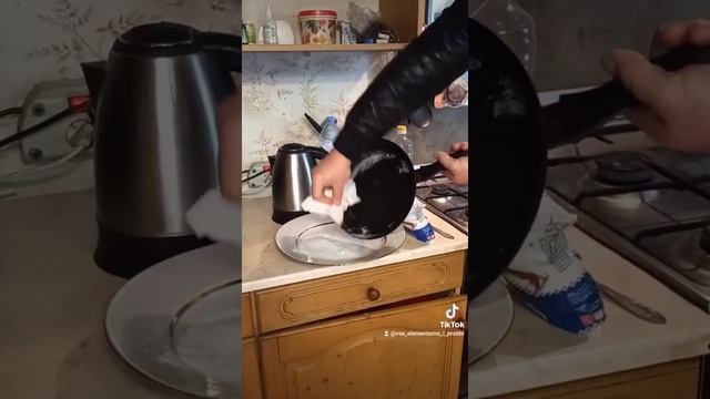Как сделать, чтоб к старой сковороде не прилипало тесто?!