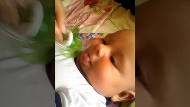 Доченька и тщетные попытки взять соску =) смотреть онлайн