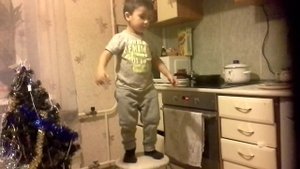 Ребёнок прыгает с парашютом с табуретки