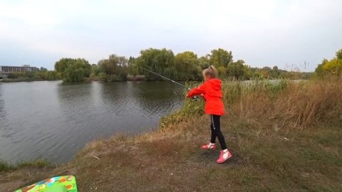 ВЛОГ Ярослава учится рыбачить - Улов и распаковка малышей в мороженом | Видео для детей