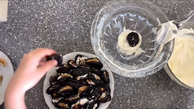 Десерт из «Чернослива с грецкими орехами в сметане» смотреть онлайн