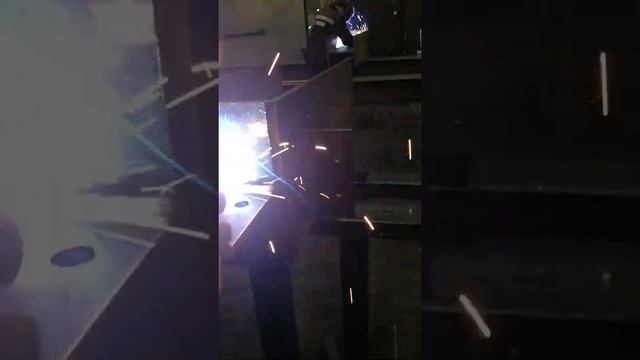 Сварка металлоконструкций каркаса здания, общий вес 82 тонны