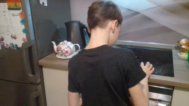 Пока родителей нет дома Роберт и Никита сами готовят омлет смотреть онлайн