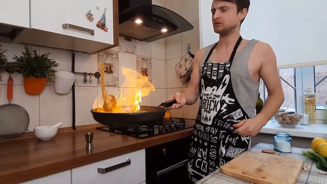 Стейк из Отварной куриной грудки Яблочное пюре с зеленью и Куриной грудкой