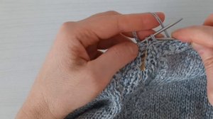 Оригинальный способ вывязывания V-образной горловины спицами.