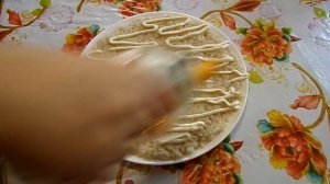 Салат с морепродуктами. Слоеный салат с морским коктейлем.