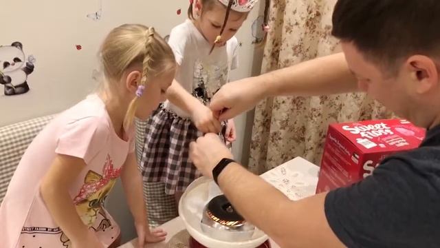 Cахарная вата дома. Как сделать сахарную вату. Арина и Регина.  Видео для детей