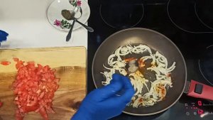 Яичница с помидорами и луком. Как правильно приготовить яичницу ?