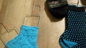 Носочная коробочка 2022. Ноябрьские носки. Ленивый жаккард и ажур из редкой американской пряжи.