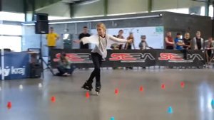 11 летняя девочка на роликах, рекордсменка Европы. А сколько раз она упала ?