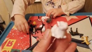 Открываем игрушки "Домашних животных,,