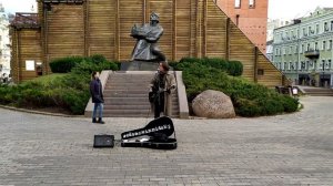 Парень нереально красиво поет на улицах Киева . Уличный музыкант нереально круто спел