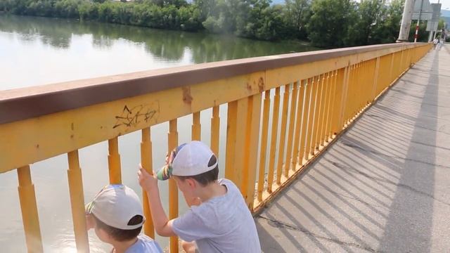 Гуляем по городу Тренчин, видим огромный замок и новый Аквапарк смотреть онлайн