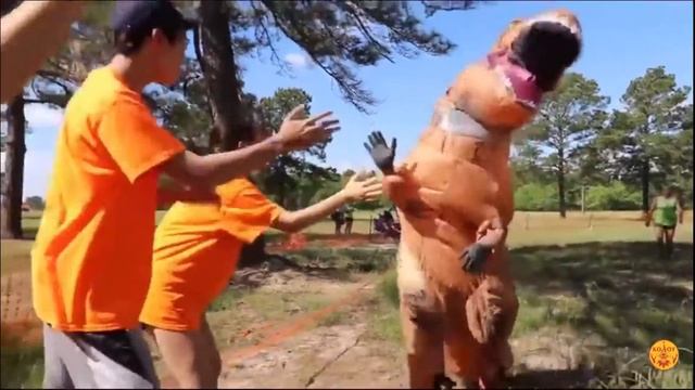 Костюм динозавра надувной смотреть онлайн