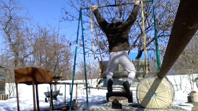 На качелях качаются, а не качаются