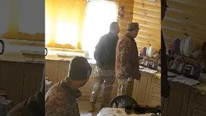 А вот кадры, как ВСУ воруют и мародерствуют в домах украинцев