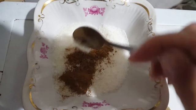 плюшки. булочки сахаром и корицей