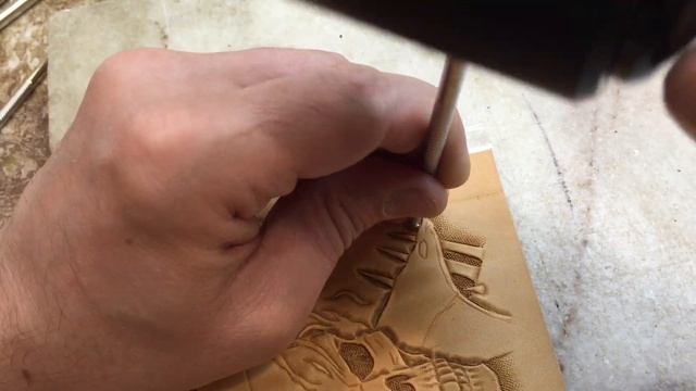 Процесс тиснения призрачного гонщика. Тиснение черепа на коже растительного дубления. смотреть онлайн