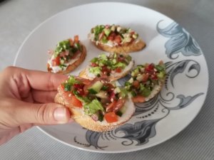 БРУСКЕТЫ, ПРОСТО и ВКУСНО! Овощные брускеты с форелью и сельдью! Овощные брускеты. Брускеты с рыбой.