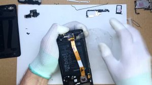 Как поменять батарею на телефоне Huawei Honor 10  COL-L29  Replacing the battery on the phone