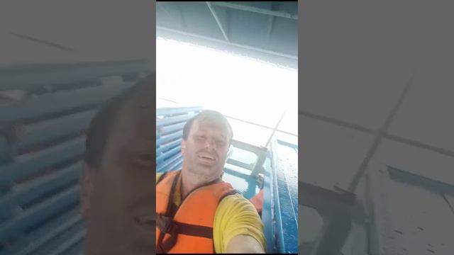 В сезон дождей жуткий шторм на море