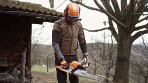 STIHL Motorsäge MS 261 C M starten: Kniestart