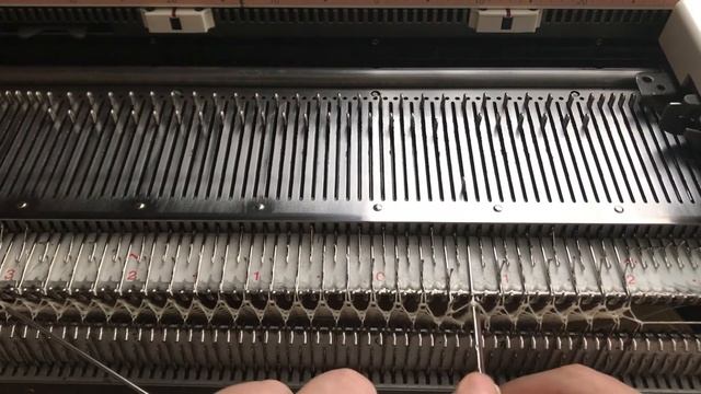 Как поднять сброшенную петлю на резинках,в процессе вязания. смотреть онлайн