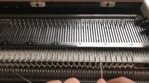 Как поднять сброшенную петлю на резинках,в процессе вязания.