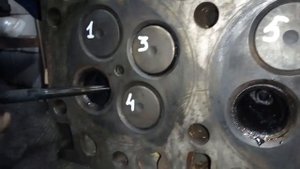 А что там внутри головки ЯМЗ-536??? Оплавленный поршень и куски поршневых колец!!!