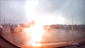 Молния ударила в машину во время движения
