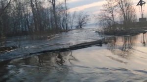 СИЛЬНОЕ ПОЛОВОДЬЕ В САМАРСКОЙ ОБЛ/ЗАТОПИЛО ДОРОГУ ВОДОЙ / ВОДА ПРИБЫВАЕТ/Р.ВОЛГА/САМАРСКАЯ ОБЛ.